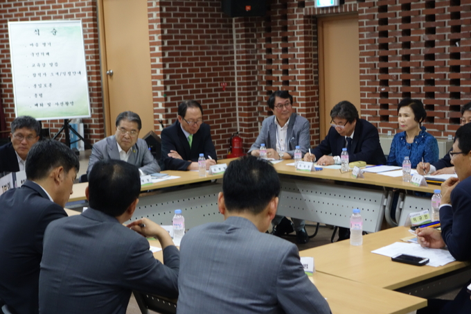 이재정 경기도교육감이 지난달 30일 용인시청소년수련원을 찾아 학교장과 만나 지역 교육의 현안에 대해 직접 듣고 토론했다