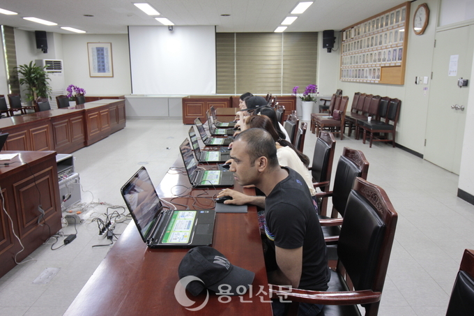 외국인운전면허 교실에서 공부한 외국인들이 운전면허 필기시험에 응시하고 있다