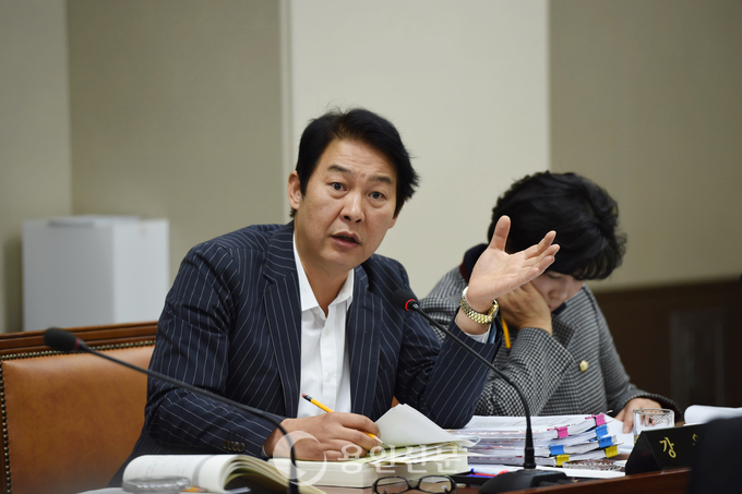용인시의회 강웅철 의원이 기초생활보장기금에 대해 잘못된 점을 지적하고 있다