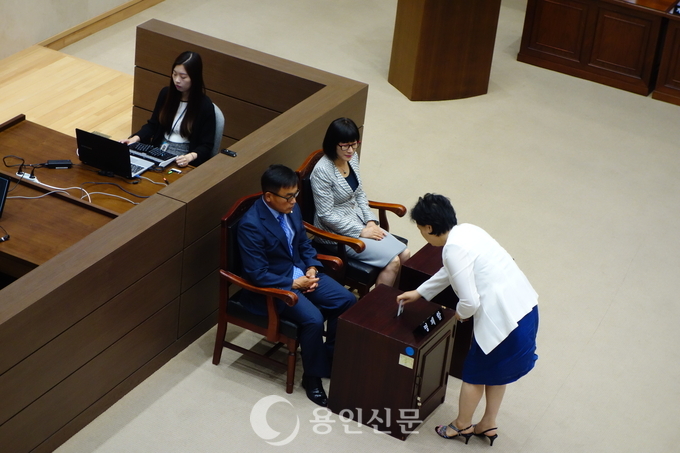 지난 1일 용인시의회 의장단 선거에 투표하는 용인시의회 의원들