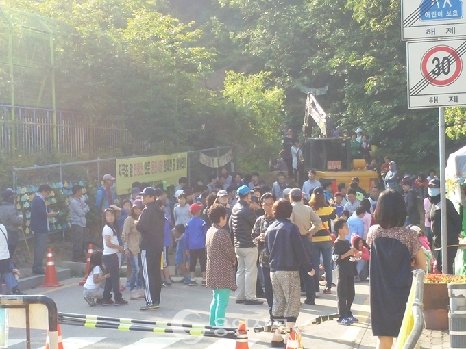 기흥구 지곡초등학교 인근에 허가된 큰크리트혼화제연구소 건립을 반대하는 주민들이 집회를 열고있는 모습. 시는 주민들의 요구를 받아들여 해당 연구소 건축허가를 취소했지만 경기도행정심판위원회는 용인시의 행정이 잘못됐다며 건축허가를 명령했다