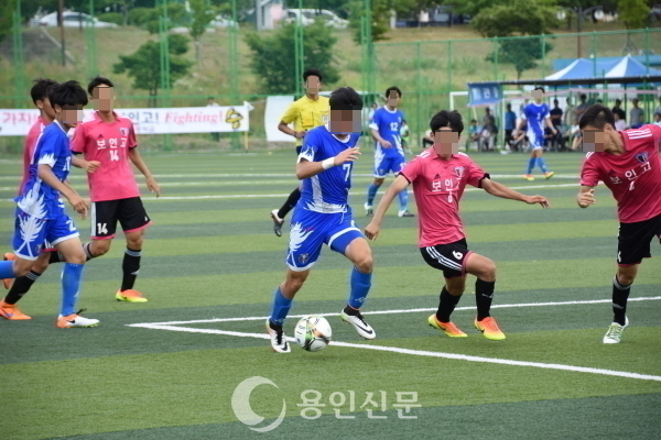 올해 우수한 성적을 내고 있는 신갈고 축구부. 하지만 정부지침과 달리 수업에 참여하지 않고 훈련에 동원돼 논란을 빚고있다