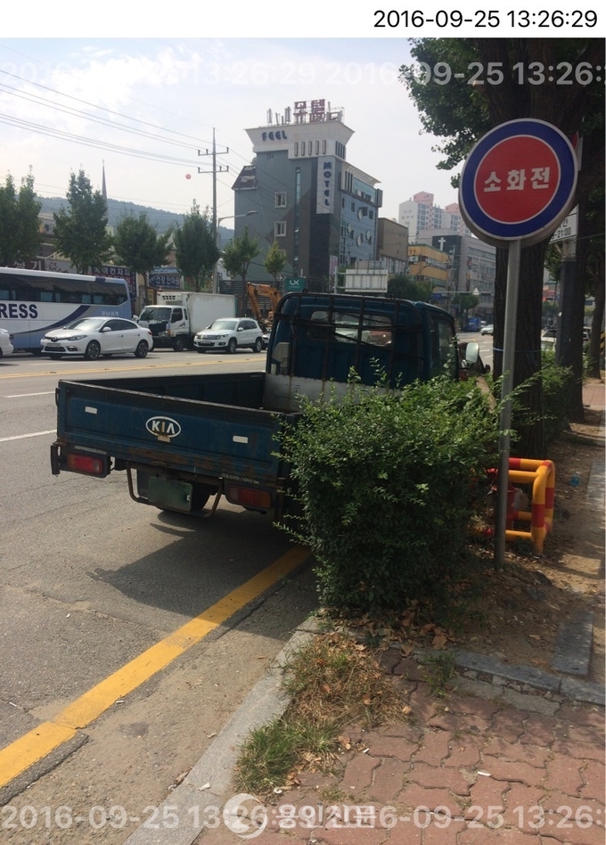 소화전 앞 불법주차된 차량