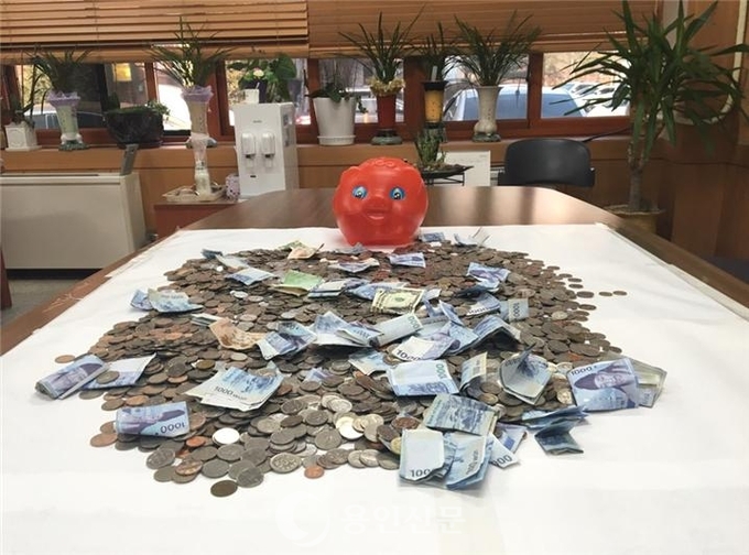 수지구 풍덕천2동 주민센터에 얼굴 없는 기부천사가 돼지 저금통을 기부했다 저금통에는 69만 7250 원이 들어있었다