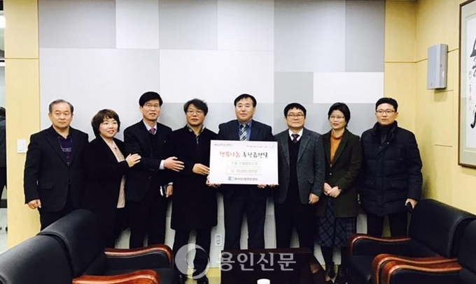 수지신용협동조합은 지난 10일 본점 사무실에서 ‘사랑의 열차 이어달리기 운동’에 기부금 1천만원을 전달하는 행사를 진행했다.