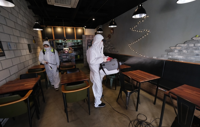코로나19 확산 방지를 위해 자체 방역을 하는 모습. 사진은 수지구 죽전동 단국대학교 인근 상가모습.