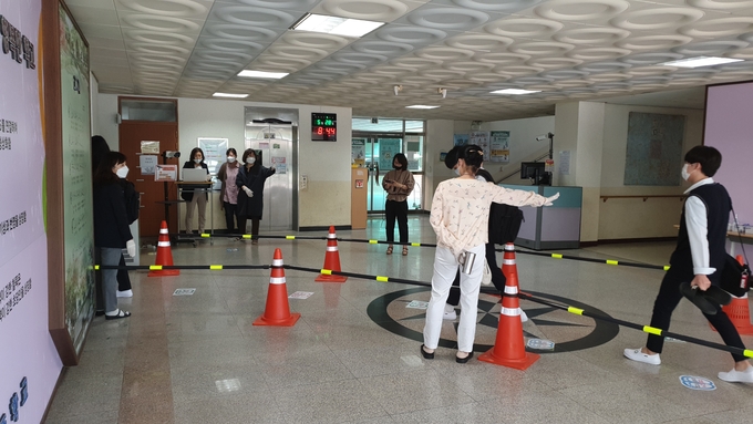 열화상 카메라를 통과해 교실로 입장하는 모습