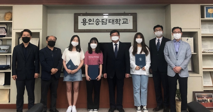 2020 전국 전문대학생 학습방법 경진대회 수상자들과 최성식 총장, 일부 대학 관계자들이 모여 기념사진을 찍었다