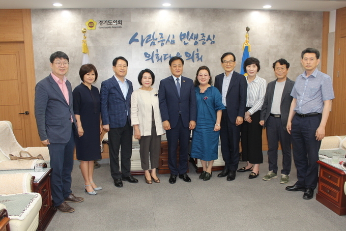 장현국 의장과 경기지역신문협의회 대표들이 기념촬영을 하고 있다.