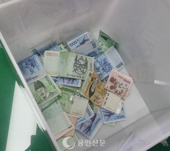 우크라이나 대사관 계좌에 전달될 성금.