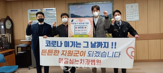 식료품을 전달하고 기념사진을 찍고 있다.