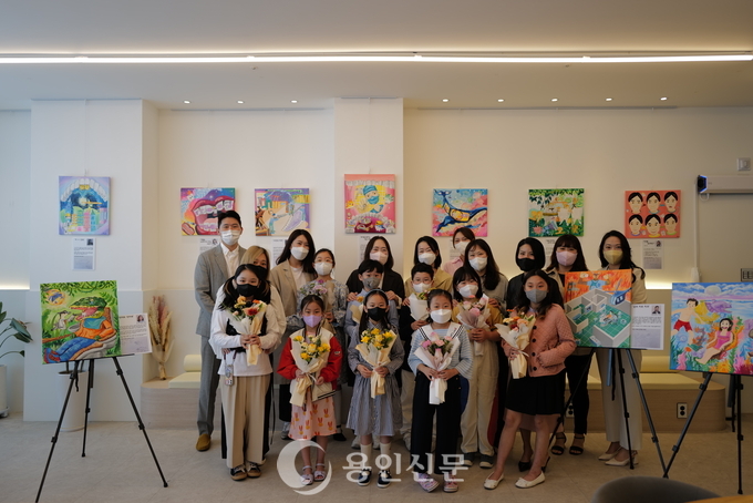미술 전시회 개최 후 기념사진을 찍고 있다.
