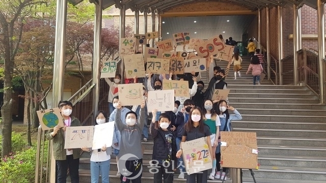 등교시간에 피켓을 들고 구호를 외치고 있다.