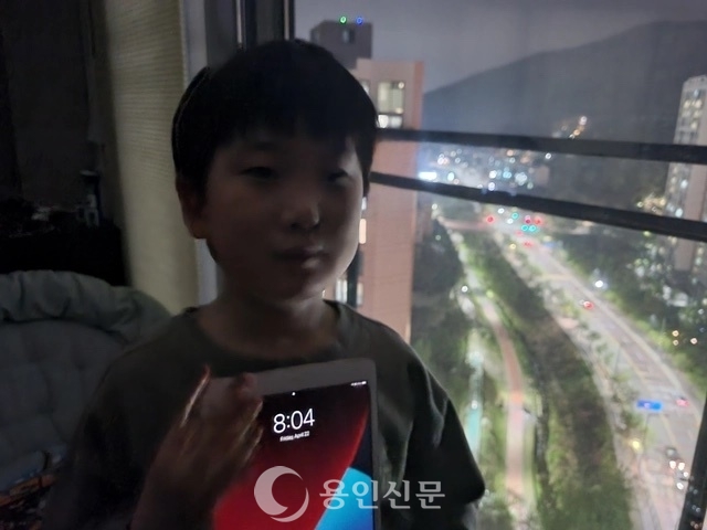 소등행사에 참여한 학생이 인증샷을 남기고 있다.
