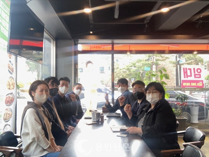 용인시민단체연합회 출범 후 기념사진을 찍고 있다.