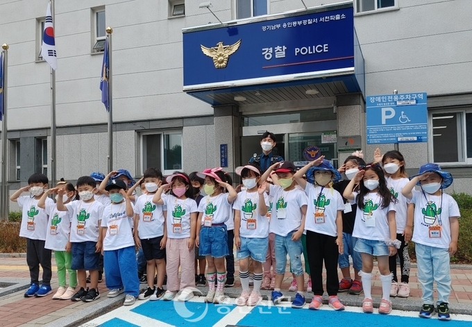 서천파출소 경찰관과 기념 사진을 찍고 있다.