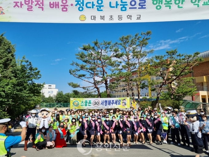 행사에 참석한 사람들이 기념사진을 찍고 있다.