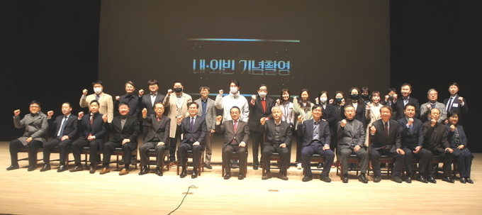 캠프 성과공유회를 마치고 참석한 관계자들이 기념사진을 찍었다