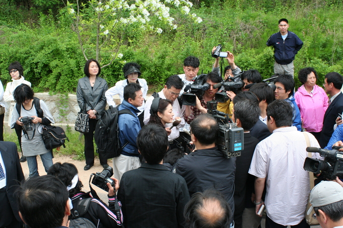  '귀향기원비' 건립을 반대하는 광복회와 시민단체 회원들의 반발 모습.(2008년 5월10일) 