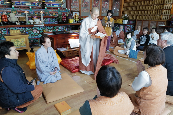 법륜사 구구절에 참석한 구로다 후쿠미 씨가 법요식에 참여한 모습.