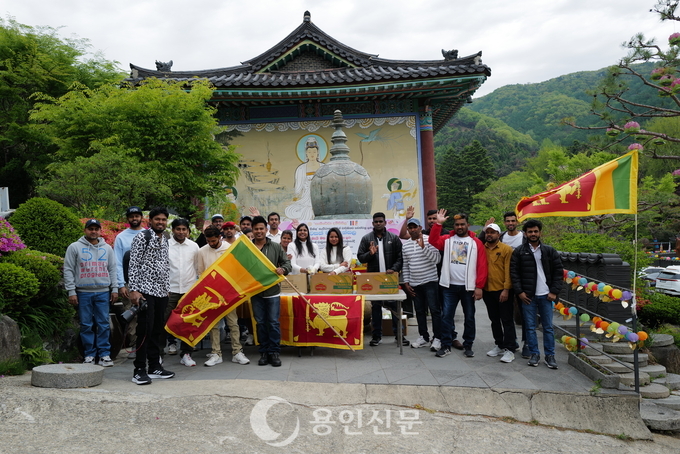 <strong>원삼면과 백암면에 거주하는 스리랑카 노동자 150여명으로 구성된 '한국 랑카 친구' 회원들이 부처님오신날인 지난 5일, 와우정사 방문객들에게 자신들이 준비한 1600명분의 음료와 과일 간식 등을 제공하는 모습.</strong>