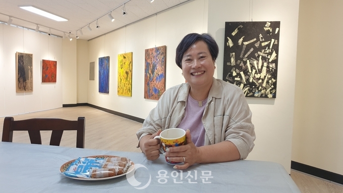 서양화가인 신경옥 대표가 숨 갤러리에서 전시장 이용방법을 설명하는 모습