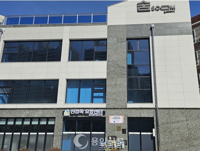 숨 갤러는 용인시외버스터미널 근처에 있어 오기가 쉽고, 경안천변에서 운동하는 사람들도 쉽게 찾을 수 있는 공간이다.