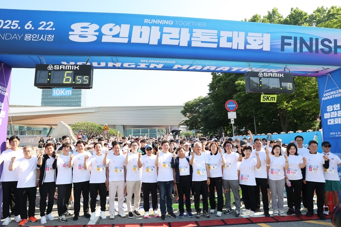 내빈들이 5㎞ 참가자들을 격려하기 위해 출발선에서 응원하고 있는 모습