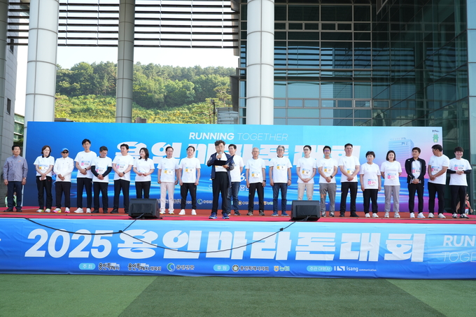 대회 개회식을 선언하고 있는 본지 김종경 대표