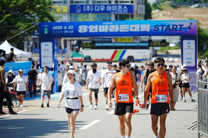 시작 장애인 선수가 무사 완주를 한 모습