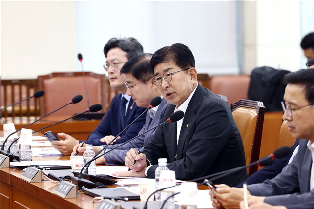 수원고등법원 형사3부(재판장 김종기)는 24일 공직선거법 위반 혐의로 기소된 이 의원에게 당선무효형에 해당했던 1심 판결(벌금 300만원)을 파기하고 벌금 90만원을 선고했다. 용인신문DB