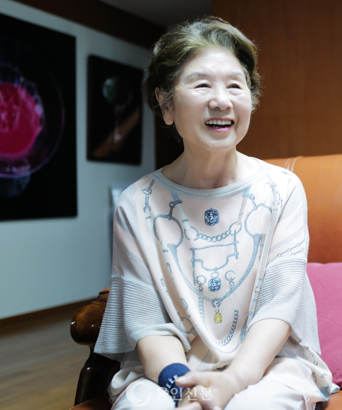 작업실에서 만난 이복희 화백(사진 촬영 김종경 작가)