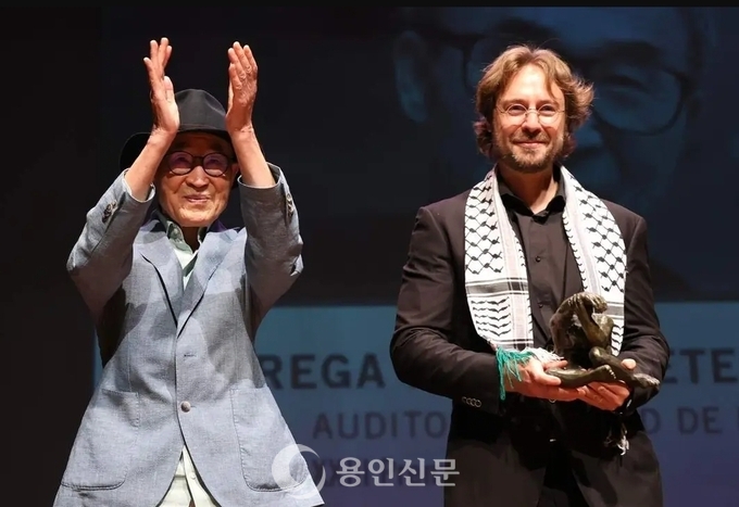 고은 시인이 스페인 레온 시립 강당에서 라파엘 사라비아 팔라브라 페스티벌 디렉터로부터 제23회 레테오상을 수상하고 있다. (사진=디아리오 데 레온 캡처)<br>