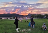 앵글 가득 붉게 물든 노을과 평온한 일상