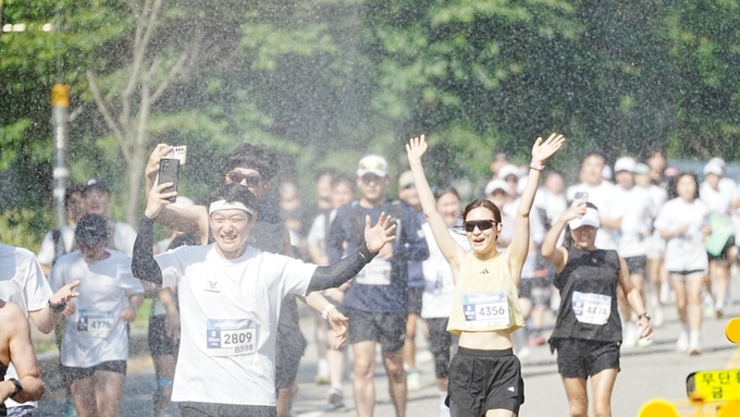 용인 도심 가르며 '행복한 질주'… 시민들 응원·웃음소리 '메아리'