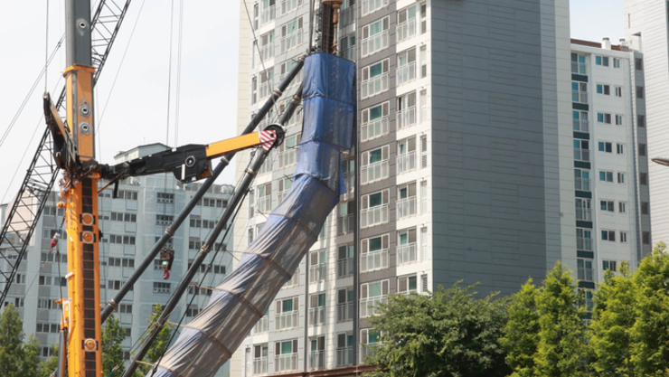 71t 항타기 ‘기우뚱’… 인근 아파트 덮쳐
