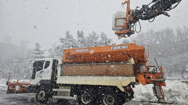 경기도, 첫 눈 ‘굼벵이 제설’… 재발 막는다