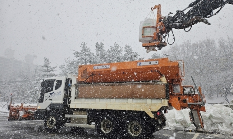경기도, 첫 눈 ‘굼벵이 제설’… 재발 막는다