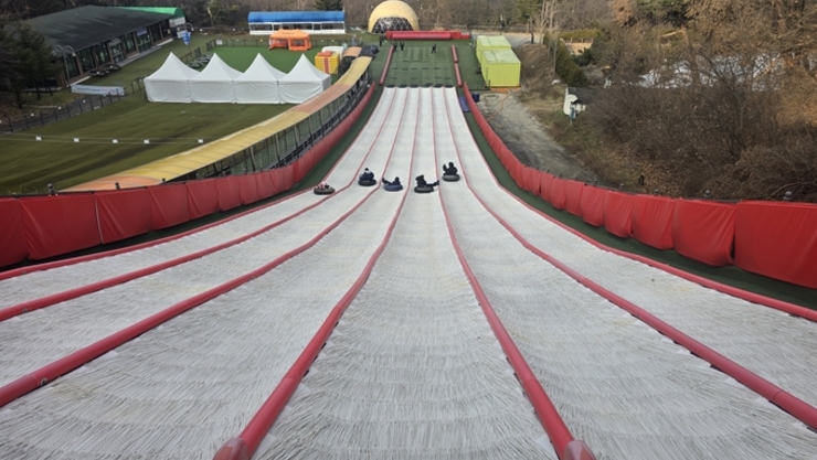 짜릿한 설원 질주… 남녀노소 ‘환호성’