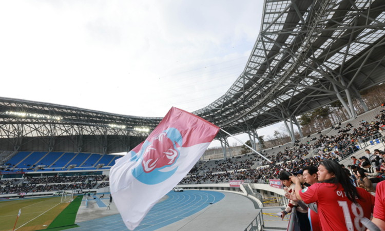 용인FC, K리그2 데뷔전… 1만 관중 ‘함성’